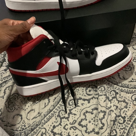 Brand new Jordan1 mids Mens/Youth size 9 - Picture 2 of 5